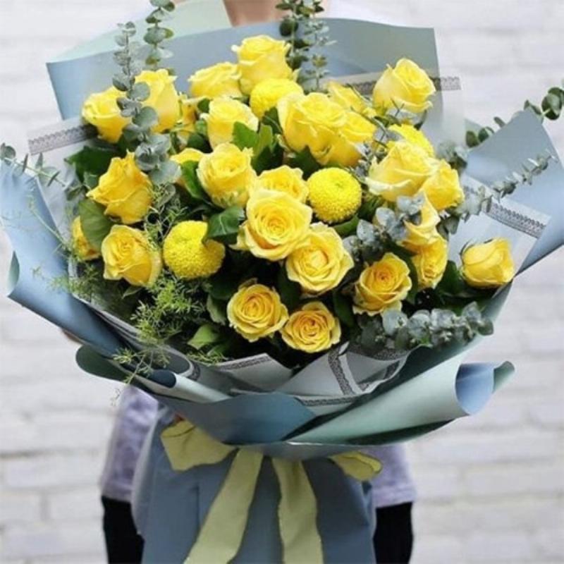 Bo hoa hong vang dep ket hop hoa baby tao nha bieu tuong tinh ban